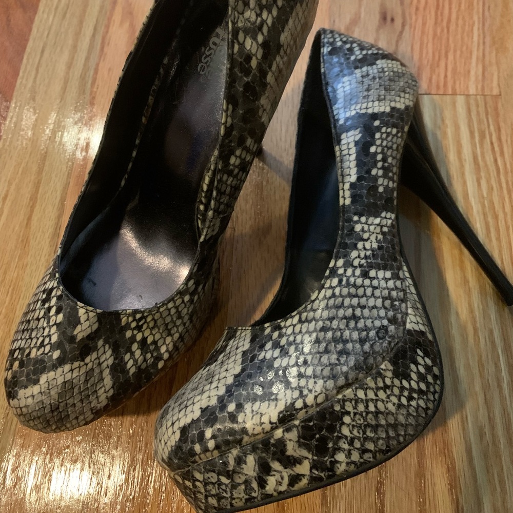 Charlotte Russe Karisa Snake Skin print, peep toe stacked heel, Size 10
